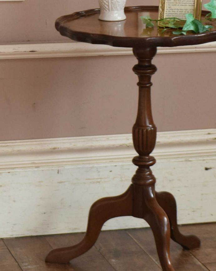 アンティークのテーブル　アンティーク家具　天板の色と木目が美しいアンティークワインテーブル（オケージョナルテーブル）。１つ１つキレイな装飾には、思わずうっとりしてしまいます。(j-1997-f)