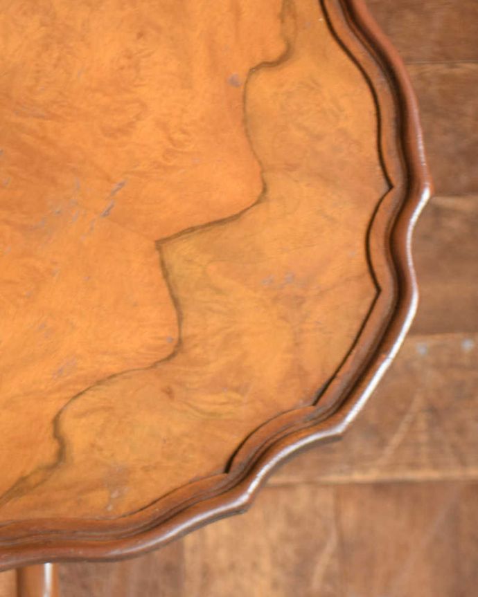 アンティークのテーブル　アンティーク家具　天板の色と木目が美しいアンティークワインテーブル（オケージョナルテーブル）。きちんと修復しているので、届いたその日からお使いいただけます。(j-1997-f)