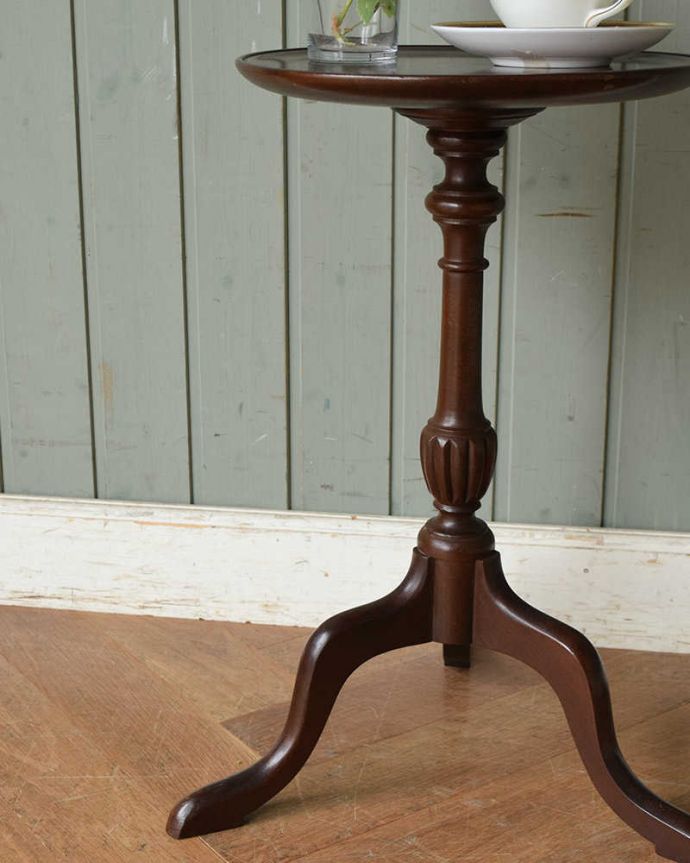 アンティークのテーブル　アンティーク家具　英国輸入のアンティーク家具、落ち着いたブラウンカラーのワインテーブル。小さくてもアンティークの気品タップリ。(j-1998-f)