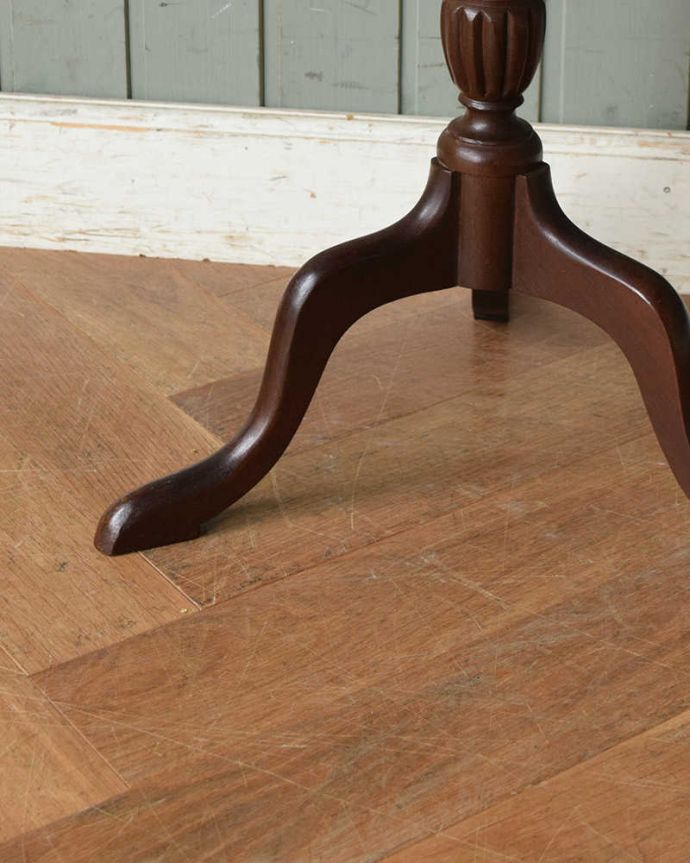 アンティークのテーブル　アンティーク家具　英国輸入のアンティーク家具、落ち着いたブラウンカラーのワインテーブル。Handleの家具の脚の裏には･･･床にキズが付かないよう脚の裏にフェルトキーパーを付けてお届けしています。(j-1998-f)