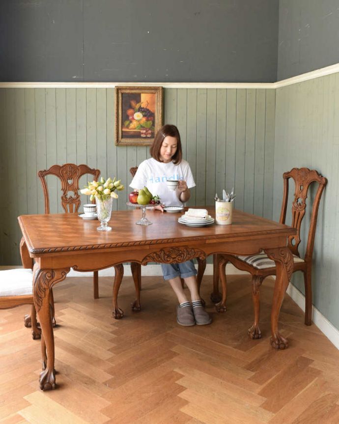 アンティークのテーブル　アンティーク家具　パーケット柄が美しいフランスのドローリーフテーブル（伸張式ダイニングテーブル）。急な来客があってもこのテーブルがあれば安心です！（モデルの身長は165cmです）。(j-2012-f)