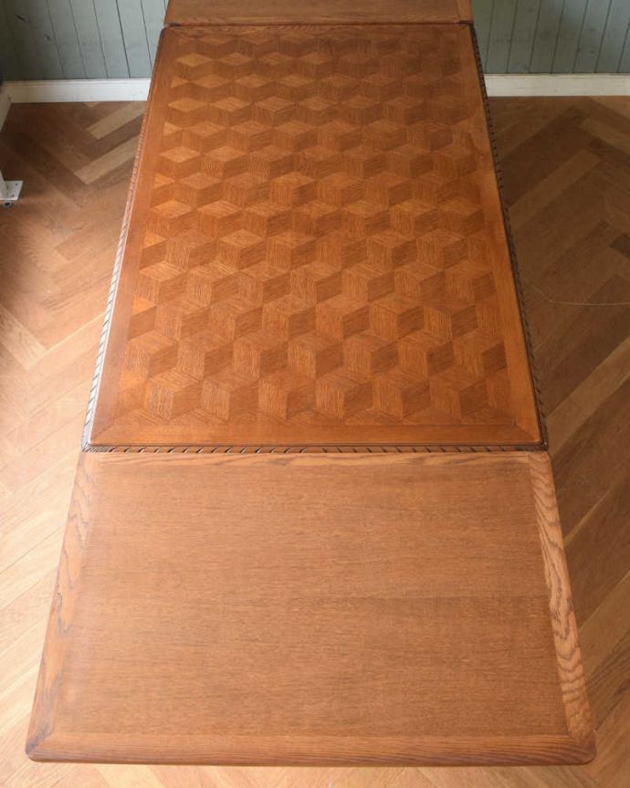 アンティークのテーブル　アンティーク家具　パーケット柄が美しいフランスのドローリーフテーブル（伸張式ダイニングテーブル）。天板もピカピカにお直ししました。(j-2012-f)