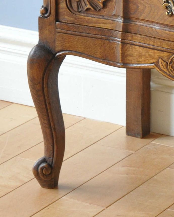 アンティークのチェスト　アンティーク家具　フランス輸入のエレガントな彫のアンティーク家具、４段チェスト。スラリと伸びた美しい美脚。(j-2015-f)