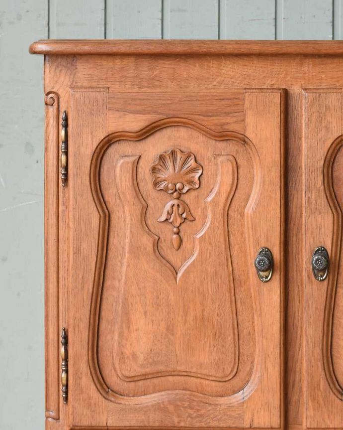 アンティークのキャビネット　アンティーク家具　リビングで便利なアンティーク家具、フランス輸入の木製キャビネット（サイドキャビネット）。彫の美しさも自慢です。(j-2016-f)