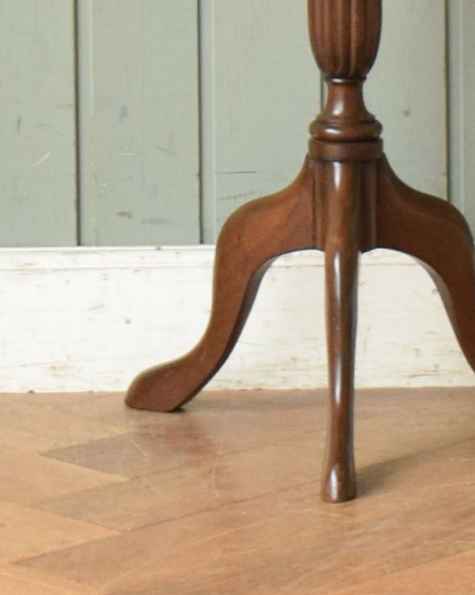 アンティークのテーブル　アンティーク家具　英国から届いた小さなアンティーク、トライポットのワインテーブル。Handleの家具の脚の裏には･･･Handleのアンティーク家具は、床にキズが付かないよう脚の裏にフェルトキーパーをお付けしています。(j-2018-f)