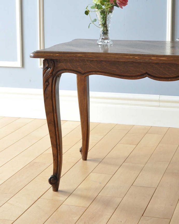 アンティークのテーブル　アンティーク家具　天板の模様がとっても美しいフランス輸入のアンティークコーヒーテーブル。やっぱり自慢はこの脚！一番最初に目に飛び込んでくるフレンチレッグタイプの猫脚。(j-2020-f)