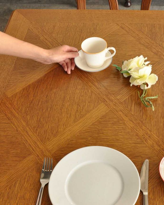 アンティークのテーブル　アンティーク家具　南仏スタイルの美しいアンティーク家具、ドローリーフテーブル（伸張式ダイニングテーブル）。パーケット模様の天板は、ちょっとリッチな気分木の組み合わせで描かれている天板の模様。(j-2021-f)