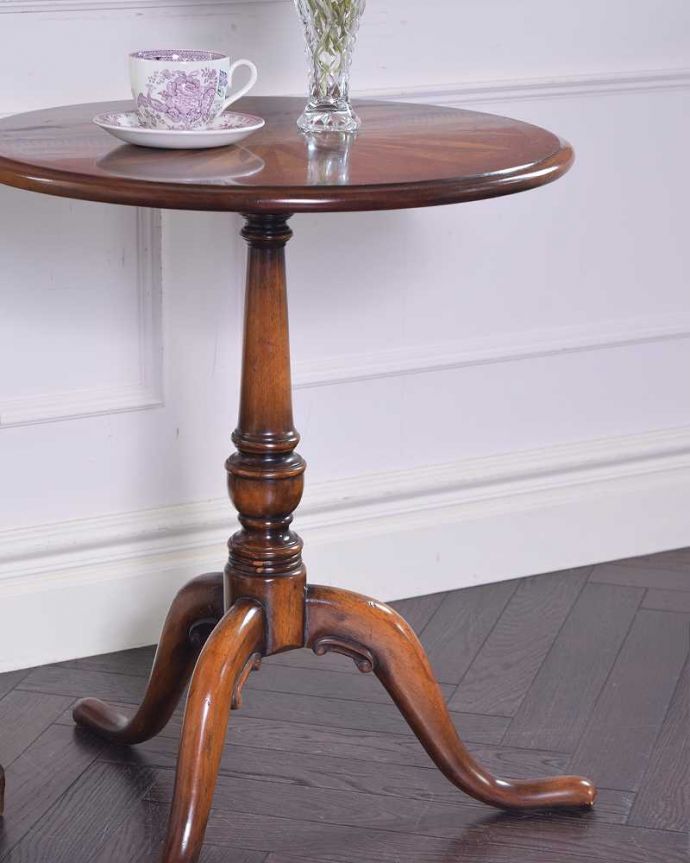 アンティークのテーブル　アンティーク家具　イギリスのアンティーク家具、寄木が美しい大きめのオケージョナルテーブル。安定感のあるトライポッドの脚先が3つに分かれているデザインのトライボッド。(j-2022-f)