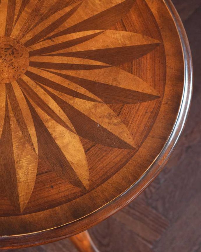 アンティークのテーブル　アンティーク家具　イギリスのアンティーク家具、寄木が美しい大きめのオケージョナルテーブル。アンティークらしい象嵌象嵌で細かく描かれている天板は、アンティークだからこそ手に入れることが出来る模様です。(j-2022-f)