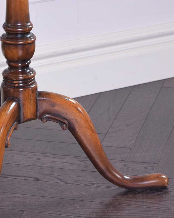 アンティークのテーブル　アンティーク家具　イギリスのアンティーク家具、寄木が美しい大きめのオケージョナルテーブル。脚先には…Handleのアンティークは脚の裏にフェルトキーパーを付けています。(j-2022-f)