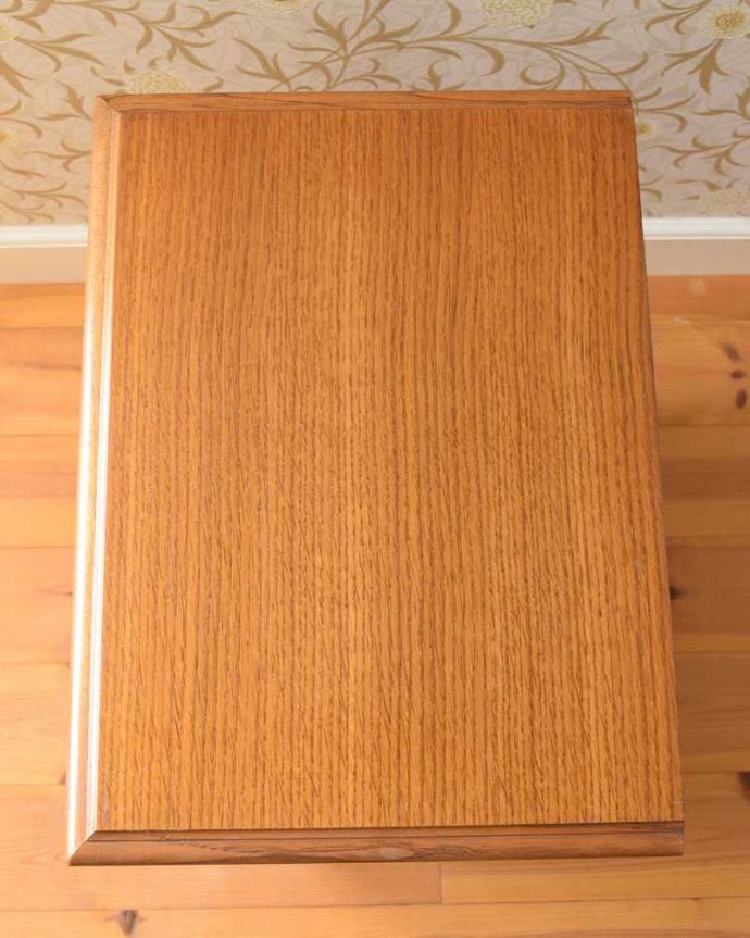 アンティークのキャビネット　アンティーク家具　フランスから届いた木扉の収納、猫脚のアンティークナイトテーブル。上から見てみると･･･修復の際、天板の塗装もキレイに仕上げました。(j-2030-f)