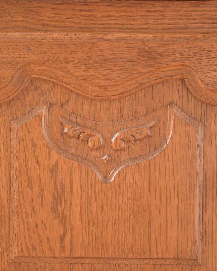 アンティークのキャビネット　アンティーク家具　フランスから届いた木扉の収納、猫脚のアンティークナイトテーブル。美しい彫にうっとり…フランスらしいデザイン彫りが描かれた扉。(j-2030-f)