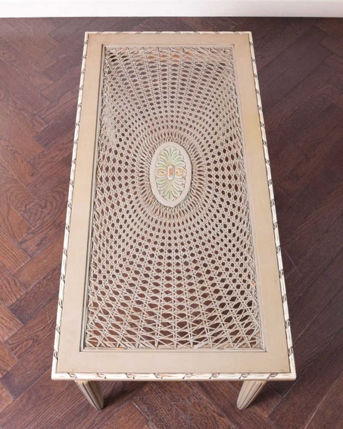アンティークのテーブル　アンティーク家具　ホワイトが珍しい編み目が美しいフランス輸入のアンティークコーヒーテーブル 。美しすぎる天板の模様贅沢なほどの編み目が自慢のテーブル。(j-2032-f)
