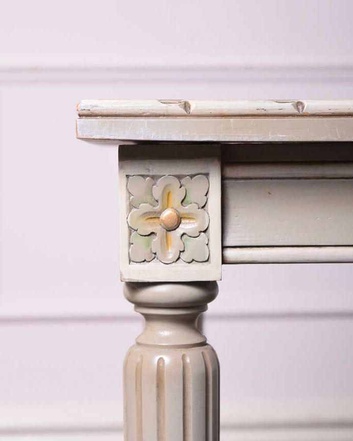 アンティークのテーブル　アンティーク家具　ホワイトが珍しい編み目が美しいフランス輸入のアンティークコーヒーテーブル 。脚の付け根にも彫があります。(j-2032-f)