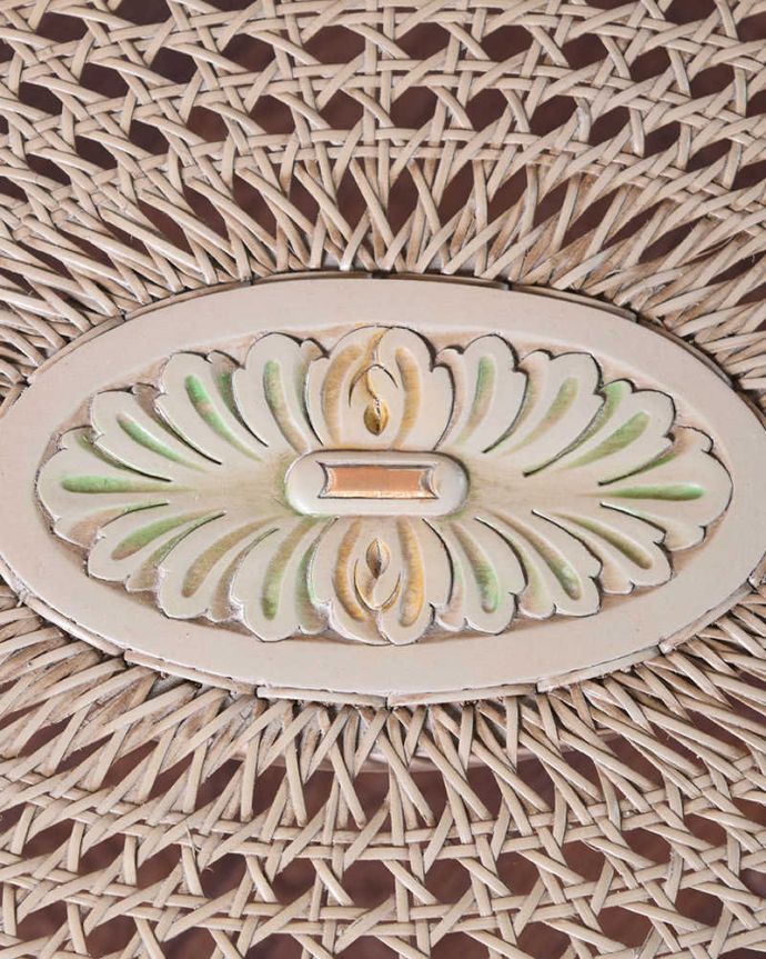 アンティークのテーブル　アンティーク家具　ホワイトが珍しい編み目が美しいフランス輸入のアンティークコーヒーテーブル 。中央の彫りです。(j-2032-f)