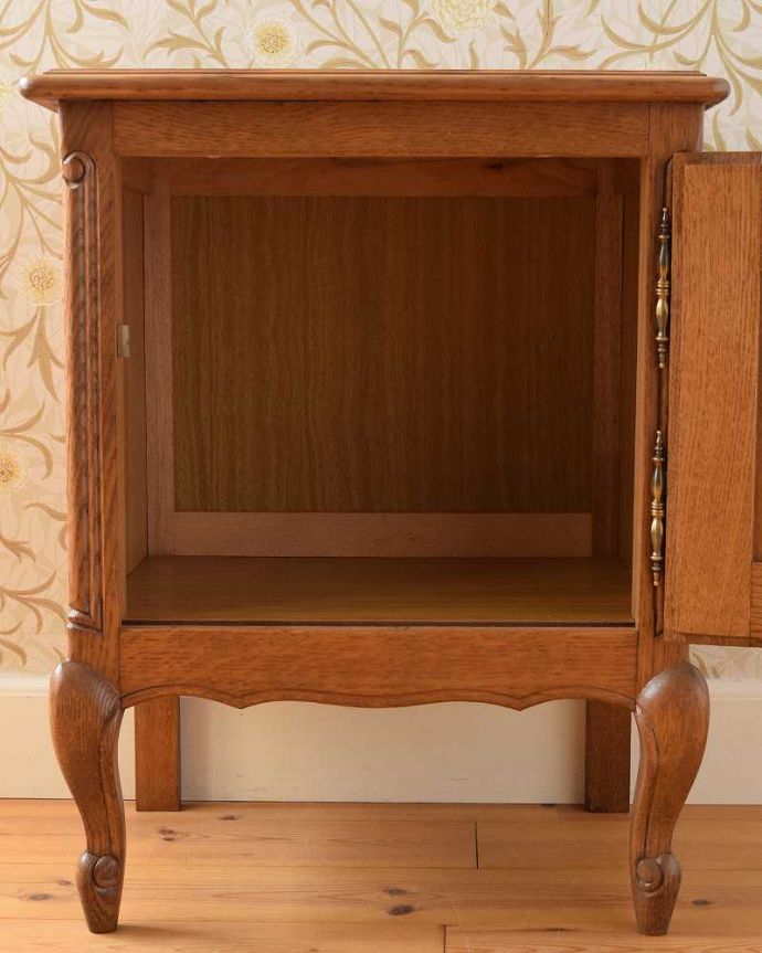 アンティークのキャビネット　アンティーク家具　可愛い小さなアンティーク、フランスから届いたナイトテーブル。扉を開けて中を見ると･･･専門の職人が仕上げたので中もキレイです。(j-2037-f)