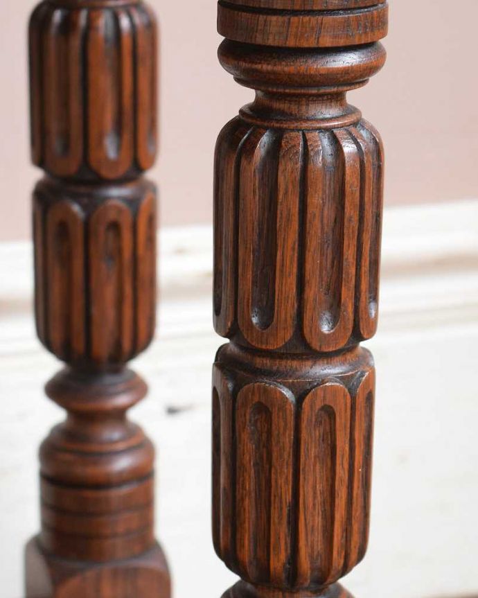 アンティークのキャビネット　アンティーク家具　フランス輸入のアンティーク家具、彫りがキレイなソーイングボックス。脚にも美しい彫があります。(j-2040-f)