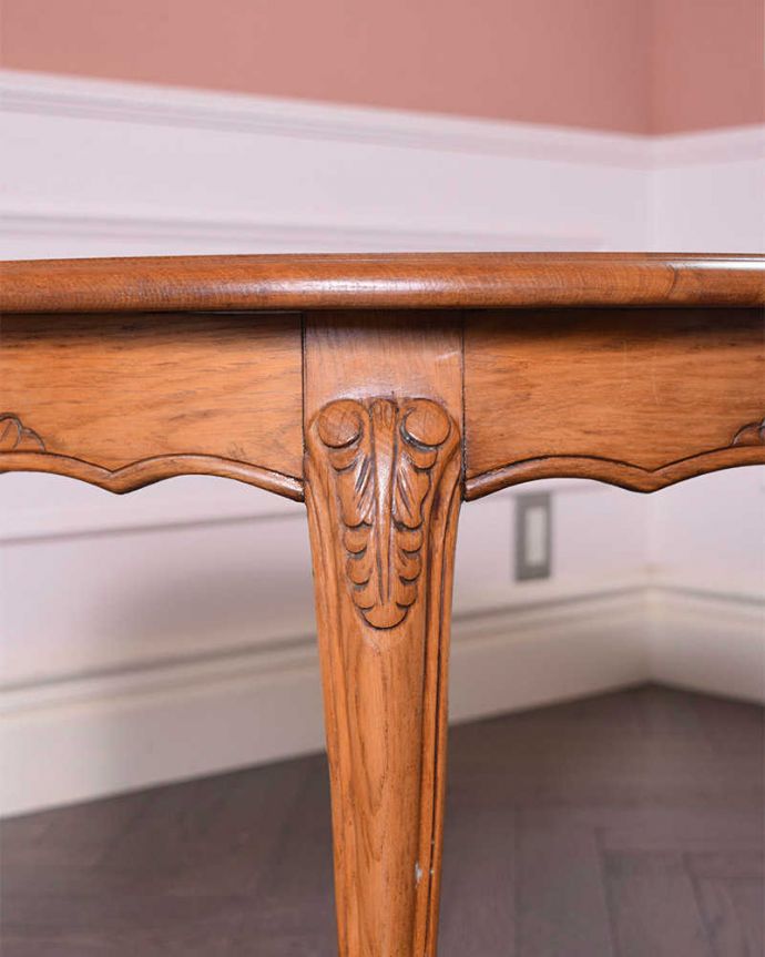 アンティークのテーブル　アンティーク家具　フランスのアンティーク家具、猫脚のオケージョナルテーブル（コーヒーテーブル）。うっとりする美しさアンティークだから手に入る美しい彫。(j-2043-f)