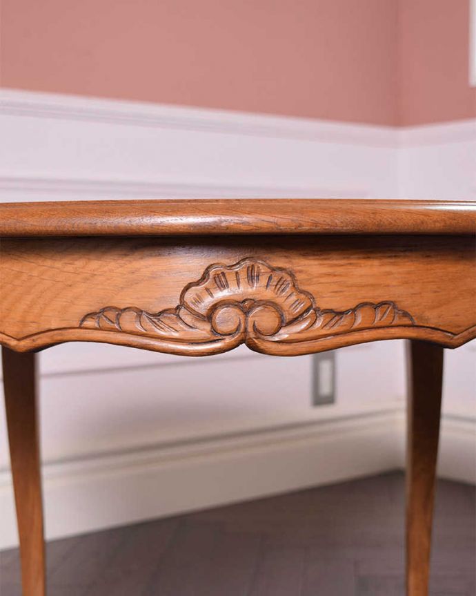 アンティークのテーブル　アンティーク家具　フランスのアンティーク家具、猫脚のオケージョナルテーブル（コーヒーテーブル）。美しい彫にもうっとり…さりげなく施された彫。(j-2043-f)