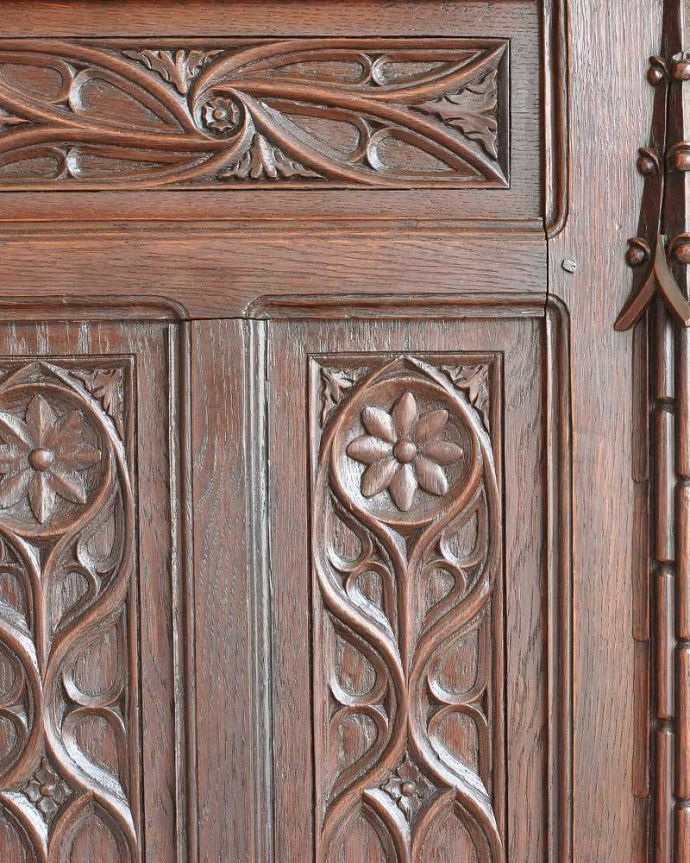 アンティークのキャビネット　アンティーク家具　重厚感あるアンティークの英国家具、豪華な装飾が美しいキャビネット。キャビネットの横にまでたっぷりの彫りが。(j-2047-f)
