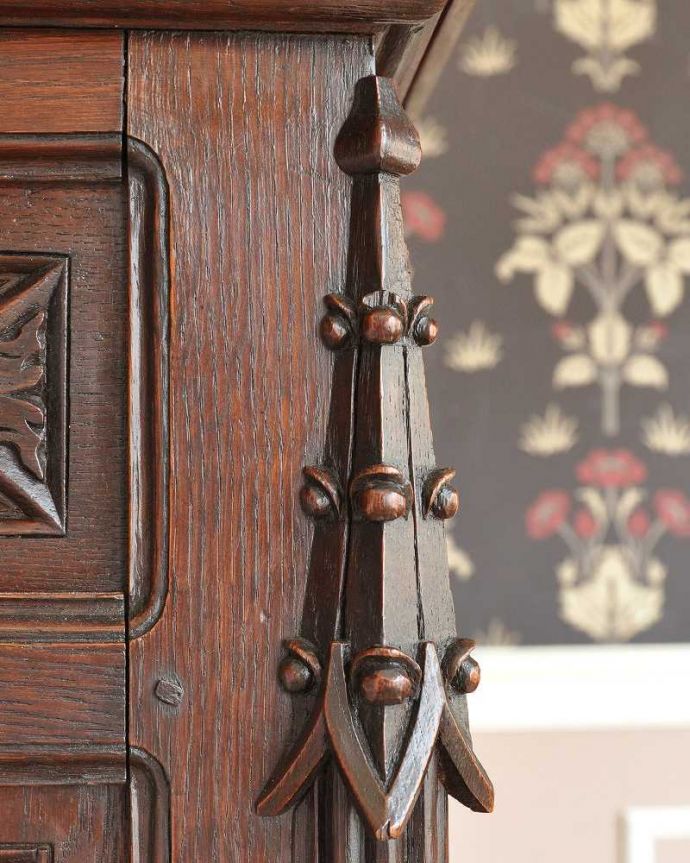 アンティークのキャビネット　アンティーク家具　重厚感あるアンティークの英国家具、豪華な装飾が美しいキャビネット。一番のお気に入り家具の四隅の柱部分に彫られた彫。(j-2047-f)