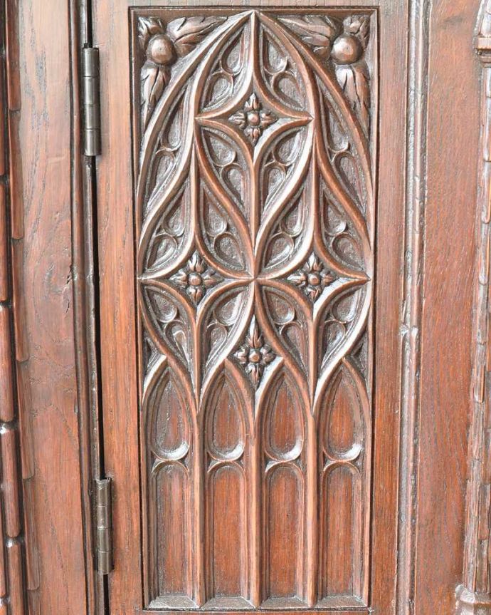 アンティークのキャビネット　アンティーク家具　重厚感あるアンティークの英国家具、豪華な装飾が美しいキャビネット。左右の扉の彫りも美しい！いろんな場所が優雅です。(j-2047-f)