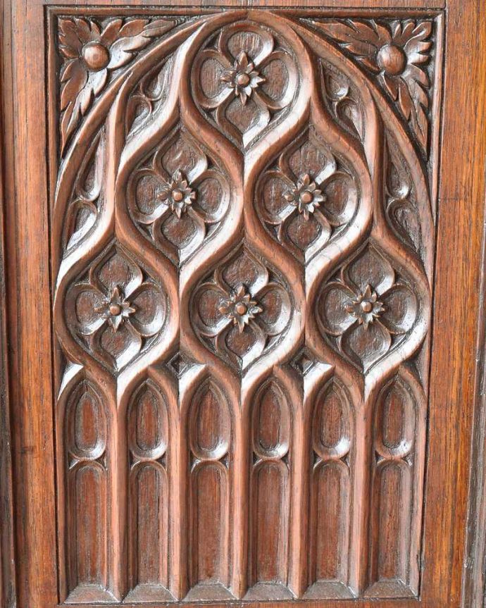 アンティークのキャビネット　アンティーク家具　重厚感あるアンティークの英国家具、豪華な装飾が美しいキャビネット。真ん中の扉には、ゴシックの模様を基本にした彫が。(j-2047-f)