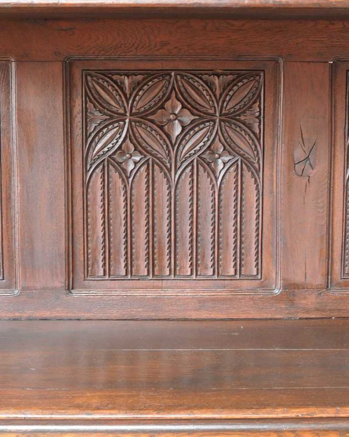 アンティークのキャビネット　アンティーク家具　重厚感あるアンティークの英国家具、豪華な装飾が美しいキャビネット。下の棚の奥にまで彫りが。(j-2047-f)