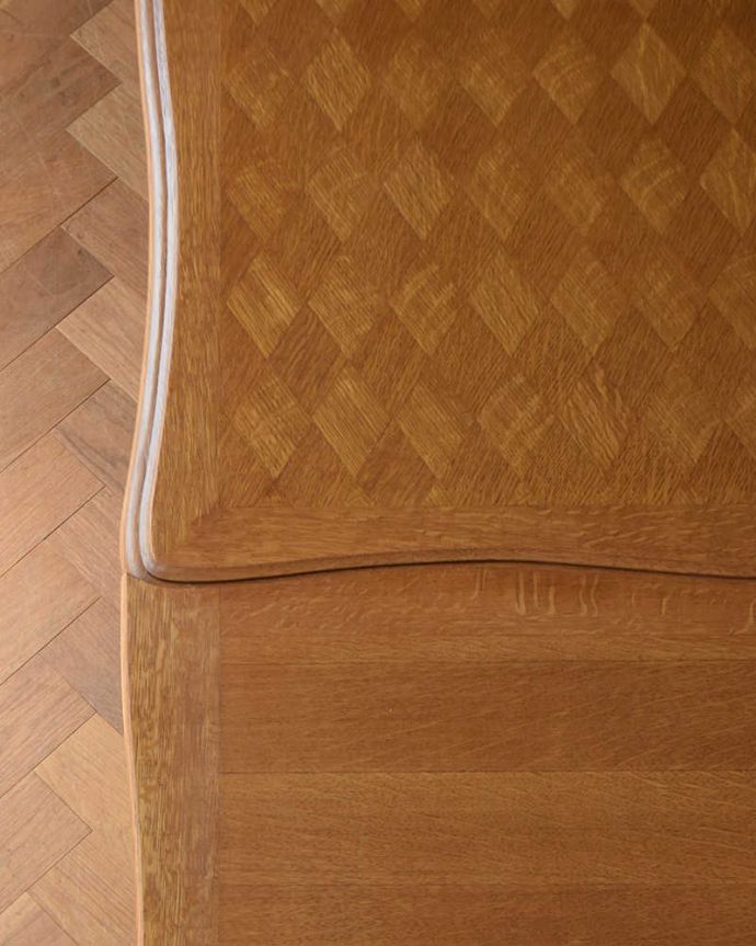 アンティークのテーブル　アンティーク家具　フランスで見つけたアンティーク家具、３WAYのドローリーフテーブル（伸張式ダイニングテーブル）。近づいて見てみると、天板はこんな感じです。(j-2048-f)