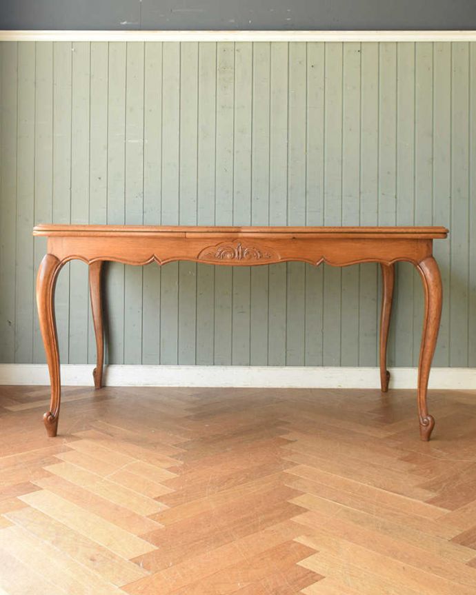 アンティークのテーブル　アンティーク家具　フランスで見つけたアンティーク家具、３WAYのドローリーフテーブル（伸張式ダイニングテーブル）。横から見てもステキやっぱり脚の曲線が美しい･･･みんなに自慢したくなる脚線美です。(j-2048-f)