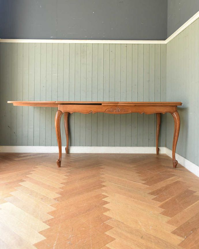 アンティークのテーブル　アンティーク家具　フランスで見つけたアンティーク家具、３WAYのドローリーフテーブル（伸張式ダイニングテーブル）。片方だけ開いても･･･人数に合わせて、3タイプで大きさを選べるので、片方だけ開くと、こんな感じです。(j-2048-f)