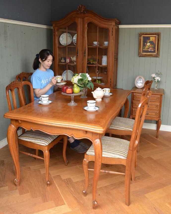アンティークのテーブル　アンティーク家具　フランスで見つけたアンティーク家具、３WAYのドローリーフテーブル（伸張式ダイニングテーブル）。とっても優雅な雰囲気にうっとりしてしまいます。(j-2048-f)