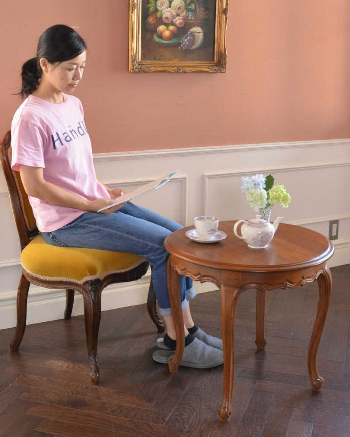アンティークのテーブル　アンティーク家具　丸い形が華やかなフランスのアンティーク家具、コンパクトサイズのコーヒーテーブル。どんな場所でも便利に使える小さなテーブルそもそも「便利に使える」と言う名前のオケージョナルテーブル。(j-2050-f)