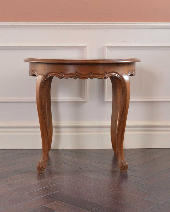 アンティークのテーブル　アンティーク家具　丸い形が華やかなフランスのアンティーク家具、コンパクトサイズのコーヒーテーブル。クルッと回転。(j-2050-f)