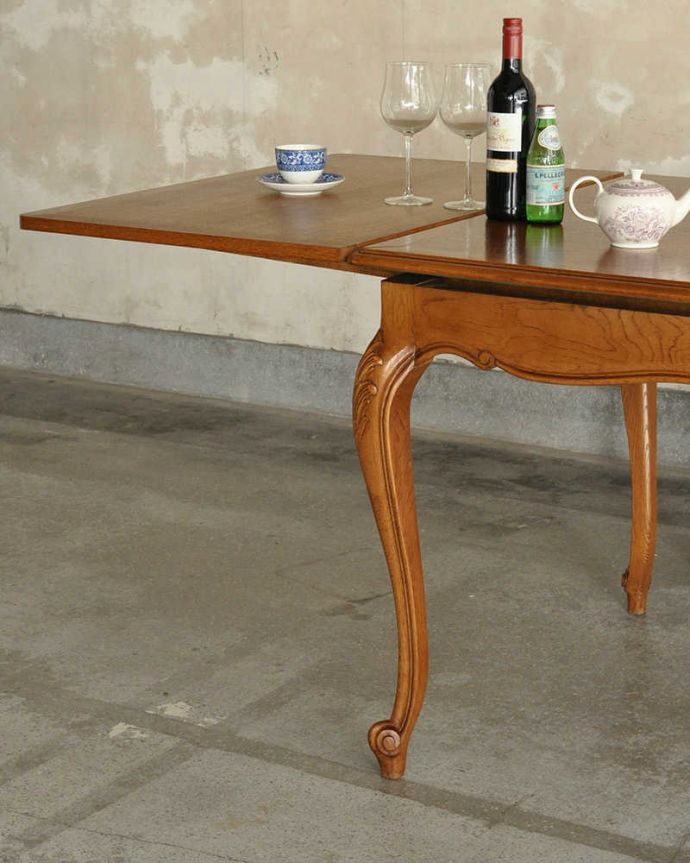 アンティークのテーブル　アンティーク家具　フランスのアンティーク家具、パーケット柄が美しい伸張式のドローリーフテーブル。やっぱり脚の美しさが自慢なんです！一番最初に目に飛び込んでくるフレンチカブリオレレッグ。(j-2051-f)