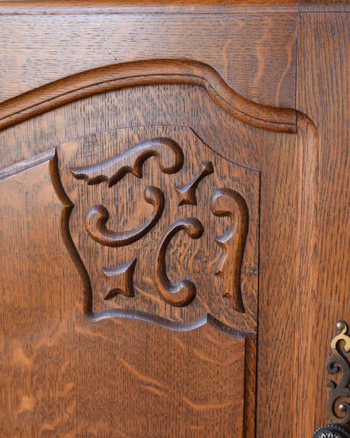 アンティークのキャビネット　アンティーク家具　リビングで便利に使えるアンティーク家具、フランス輸入の木製キャビネット。美しい彫にうっとり…フランスらしいデザイン彫りが描かれた扉。(j-2054-f)