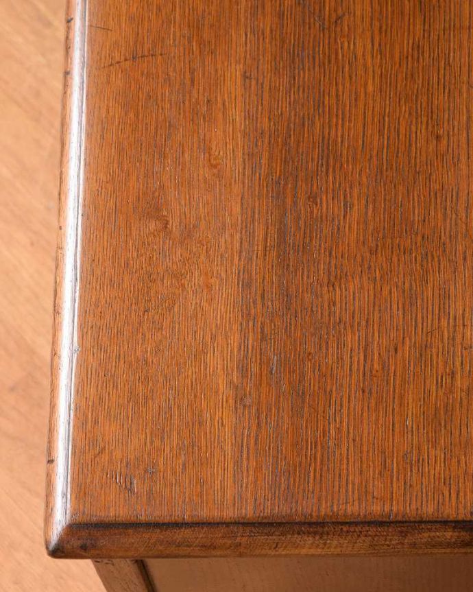 ブランケットボックス・収納ボックス　アンティーク家具　ゴージャスな彫りがたっぷり刻まれた、英国アンティークの木製コファ。近くで見ると･･･テーブル代わりにも使えるコファ。(j-2055-f)
