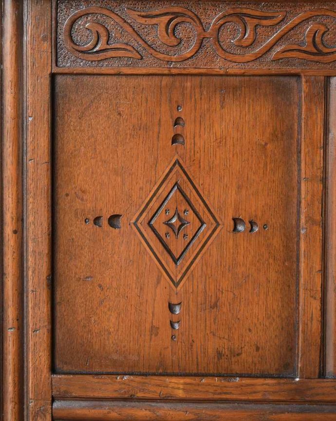 ブランケットボックス・収納ボックス　アンティーク家具　ゴージャスな彫りがたっぷり刻まれた、英国アンティークの木製コファ。どこでも目立っちゃう立体的で表情豊かな彫はアンティークらしい特長です。(j-2055-f)