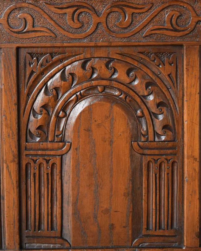 ブランケットボックス・収納ボックス　アンティーク家具　ゴージャスな彫りがたっぷり刻まれた、英国アンティークの木製コファ。繊細で美しい彫刻まだ機械がそんなに発達していない時代に、どうやって作ったんでしょう･･･見事です。(j-2055-f)