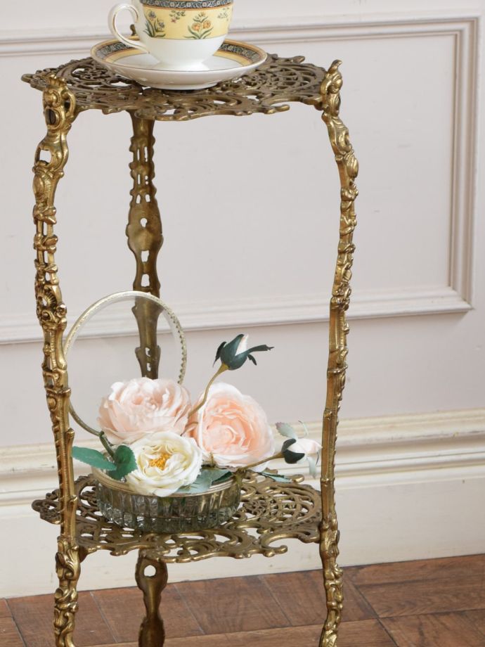 真鍮製のフランスアンティーク家具、華やかな装飾が美しいサイドテーブル（花台）