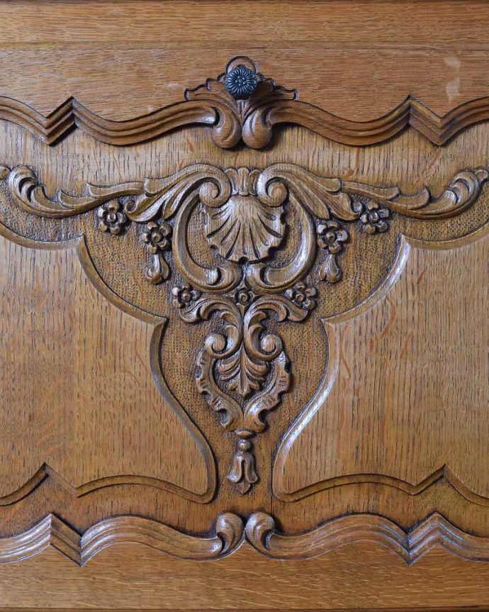 アンティークのキャビネット　アンティーク家具　フランスらしい美しい彫が魅力のアンティークのキャビネット。うっとりしちゃう美しさ扉にはフランスらしく見事なまでの彫。(j-2066-f)