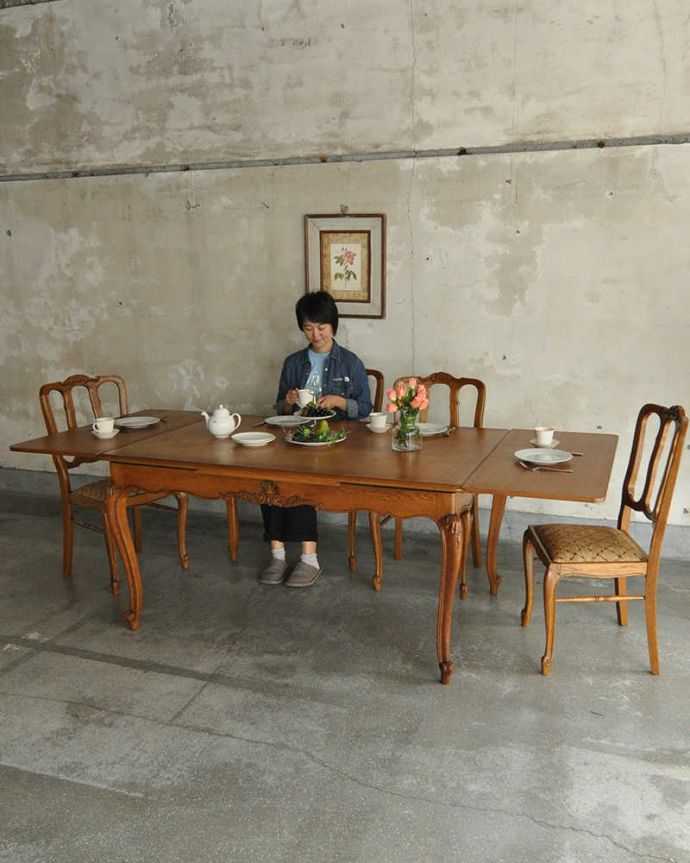 アンティークのテーブル　アンティーク家具　フランスの美しいアンティーク家具、伸張式ダイニングテーブル（ドローリーフテーブル）。大人数が集まった時、大きく広がるテーブルもともとフランスサイズなので大きめですが、さらに大きく広がるドローリーフテーブル。(j-2076-f)