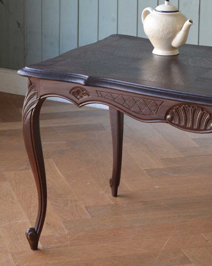 アンティークのテーブル　アンティーク家具　 シックな市松模様がキレイなコーヒーテーブル、フランスのアンティーク家具。やっぱり自慢はこの脚線美一番最初に目に飛び込んでくるフレンチカブリオレレッグ。(j-2078-f)