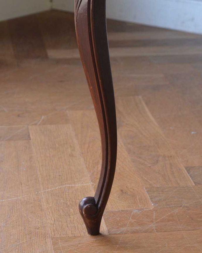 アンティークのテーブル　アンティーク家具　 シックな市松模様がキレイなコーヒーテーブル、フランスのアンティーク家具。持ち上げなくても移動できます！Handleのアンティークは、脚の裏にフェルトキーパーをお付けしていますので、床を滑らせてれば移動が簡単です。(j-2078-f)