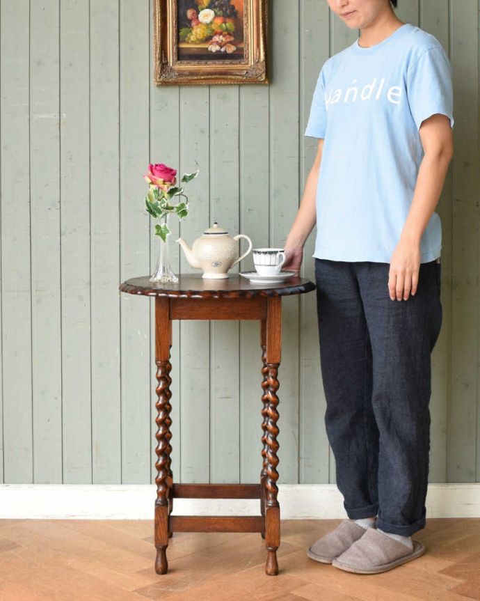 アンティークのテーブル　アンティーク家具　ツイスト脚が美しいアンティークの英国家具、オケージョナルテーブル。どんな場所でも便利に使える小さなテーブルそもそも「便利に使える」と言う名前のオケージョナルテーブル。(j-2089-f)