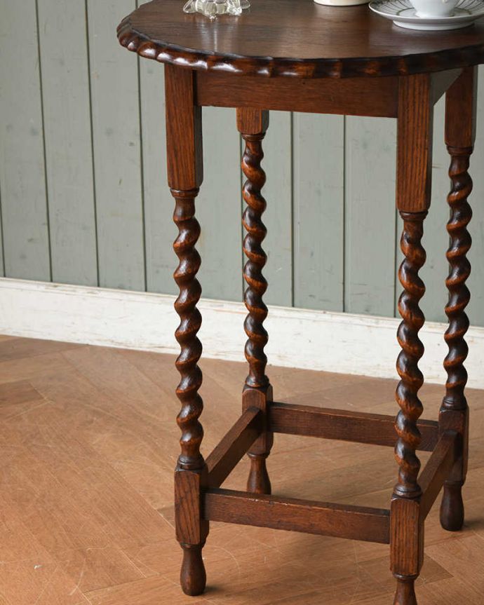 アンティークのテーブル　アンティーク家具　ツイスト脚が美しいアンティークの英国家具、オケージョナルテーブル。細くて美しいツイストデザインの脚クルックルッとしなやかに巻かれたデザインのツイスト脚が印象的。(j-2089-f)