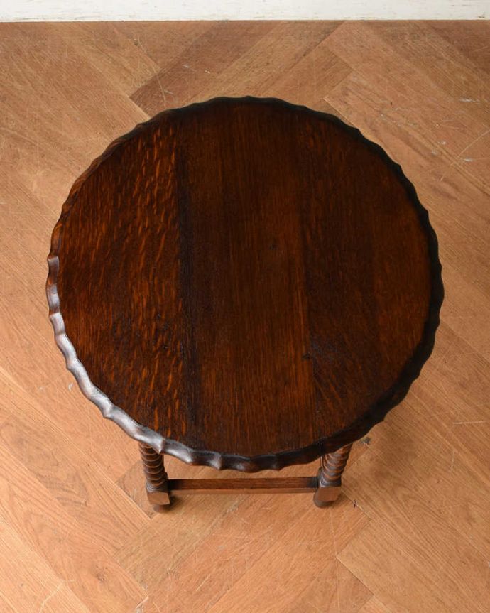 アンティークのテーブル　アンティーク家具　ツイスト脚が美しいアンティークの英国家具、オケージョナルテーブル。いろいろ便利に使えます。(j-2089-f)