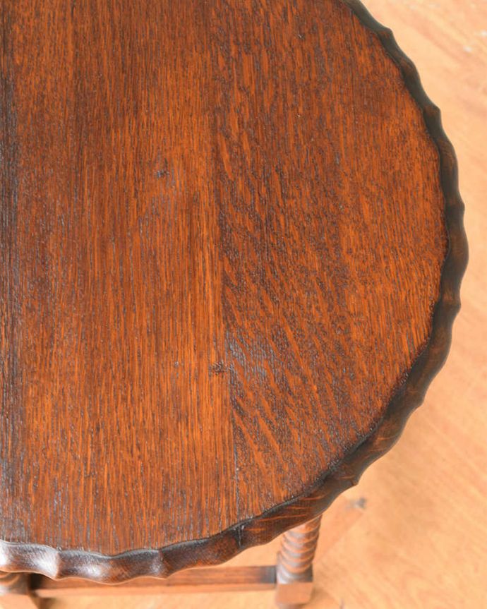 アンティークのテーブル　アンティーク家具　ツイスト脚が美しいアンティークの英国家具、オケージョナルテーブル。いろいろ便利に使えます。(j-2089-f)