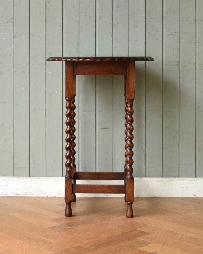 アンティークのテーブル　アンティーク家具　ツイスト脚が美しいアンティークの英国家具、オケージョナルテーブル。クルッと回転。(j-2089-f)