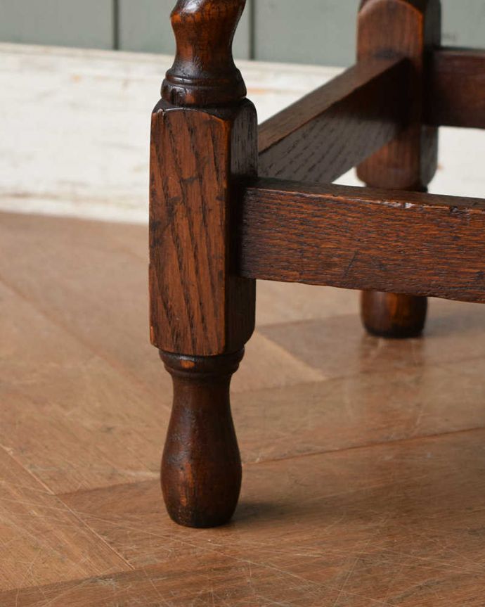 アンティークのテーブル　アンティーク家具　ツイスト脚が美しいアンティークの英国家具、オケージョナルテーブル。持ち上げなくても大丈夫！Handleのアンティークは、脚の裏にフェルトキーパーをお付けしています。(j-2089-f)